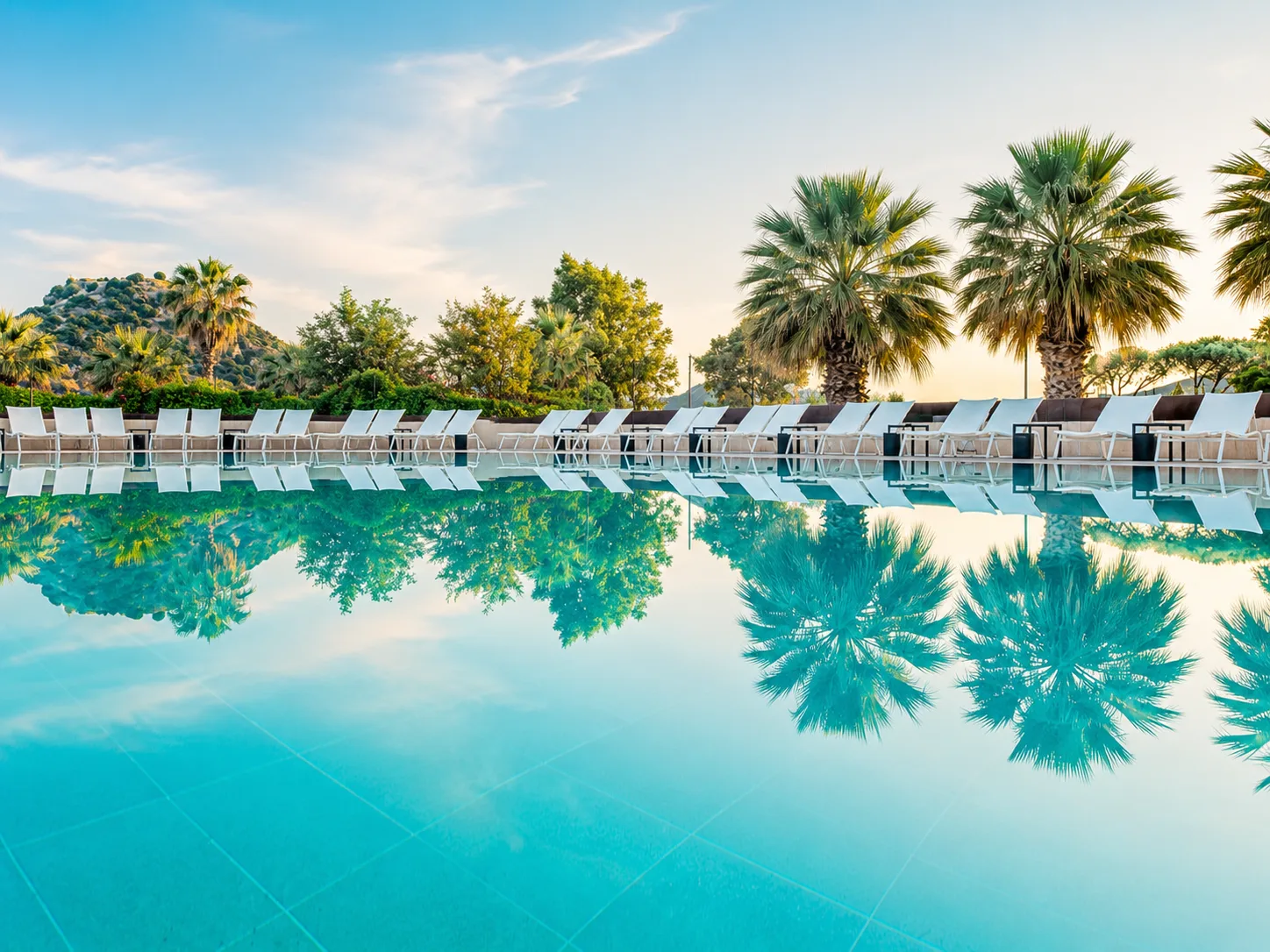 Muup Resort gece havuz ve otel görünümü