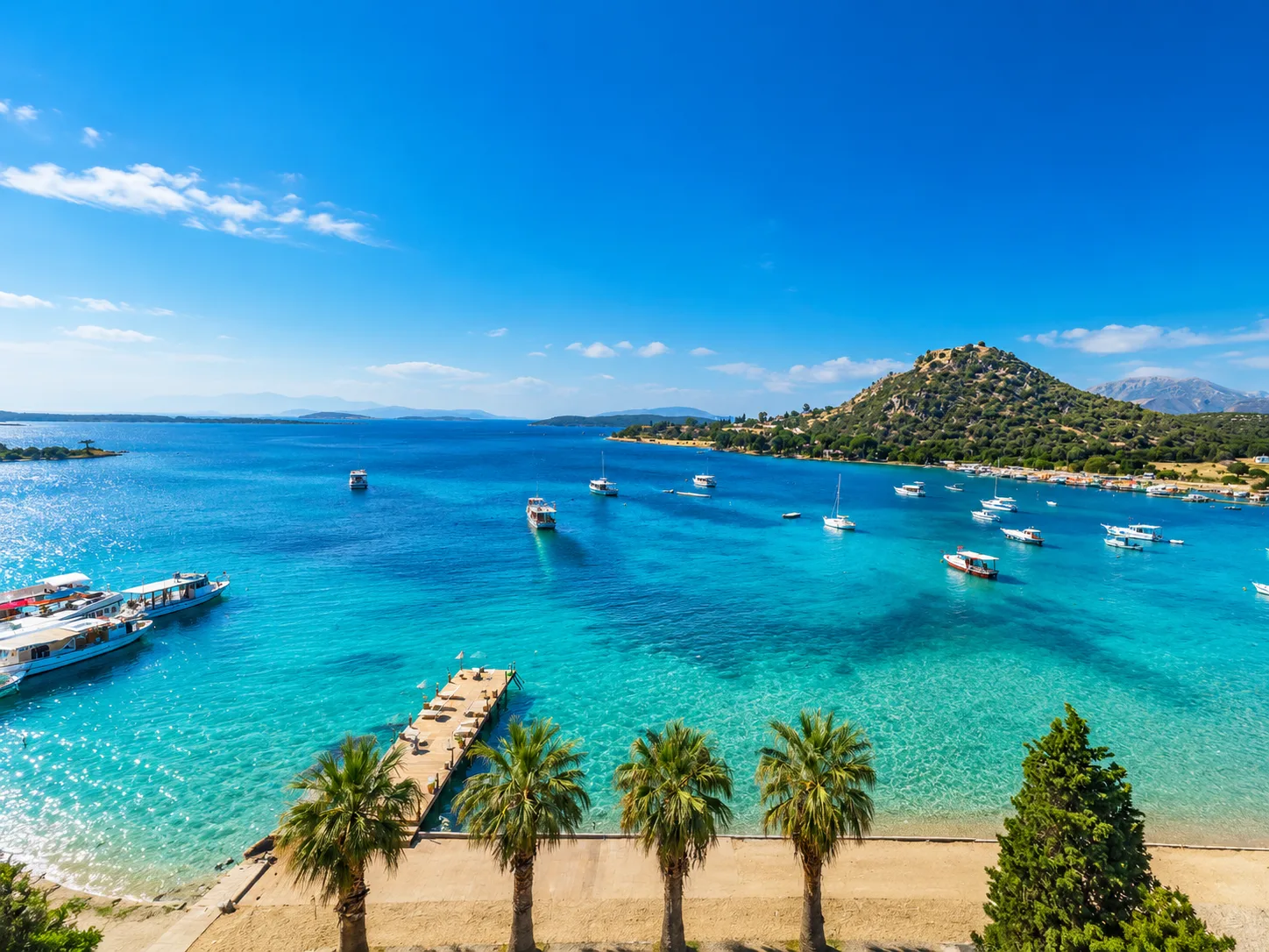 Muup Resort deniz kenarı gün batımı masası